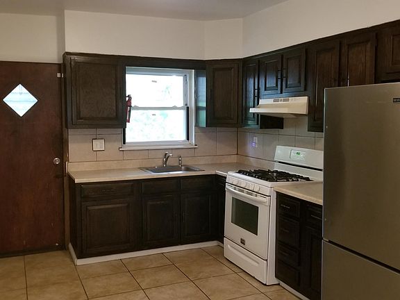 3rd image of 2051 Wilmot St