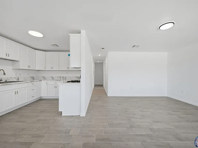 1077 Wozencraft St — Photo 15