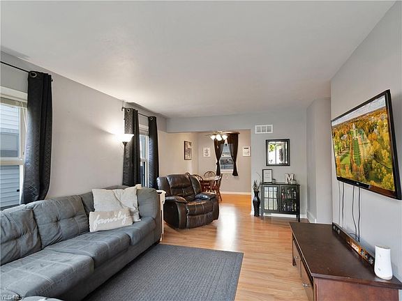 5th image of 140 Akers Ave