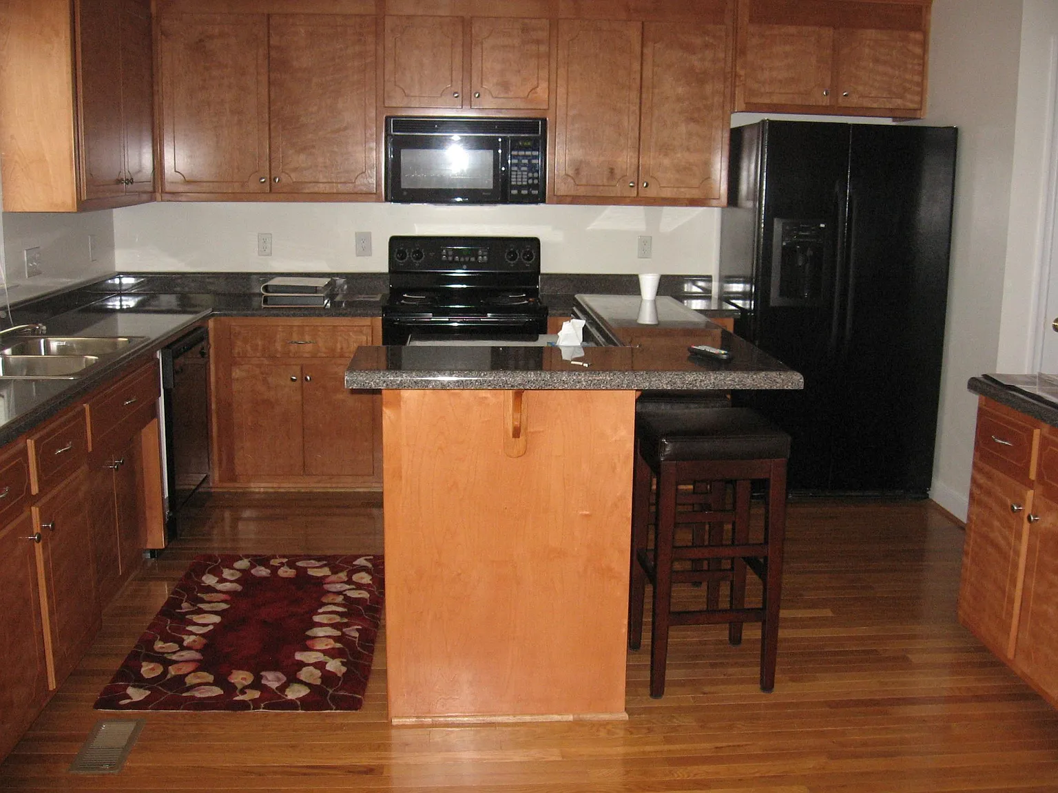4 bed, 2.5 bath, 1860 sqft, $3,200 — Photo 2