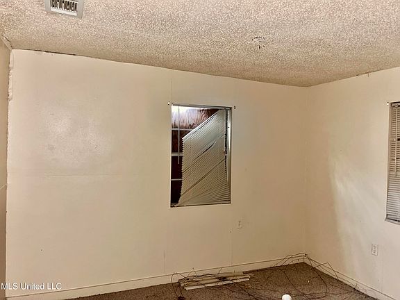 3rd image of 1519 Stewart Ave