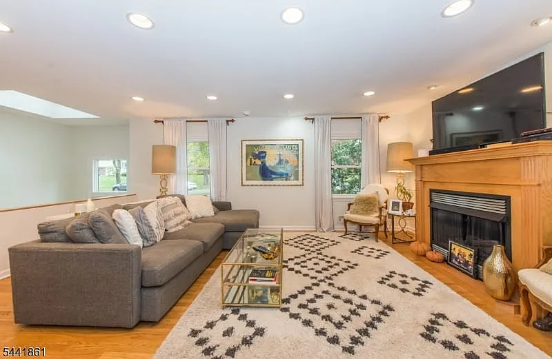 4 bed, 2.5 bath, 2276 sqft, $5,400 — Photo 4