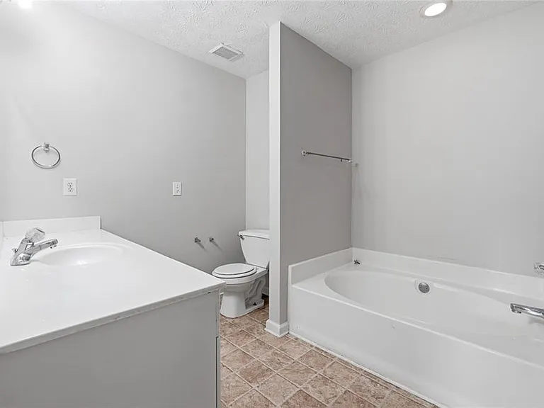 5072 Leeshire Trce — Photo 13