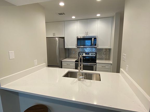 4th image of 1202 Thorpe Ln APT 709