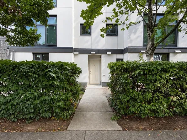 2528 Broadway E #1, Vancouver, BC V6K 2E9