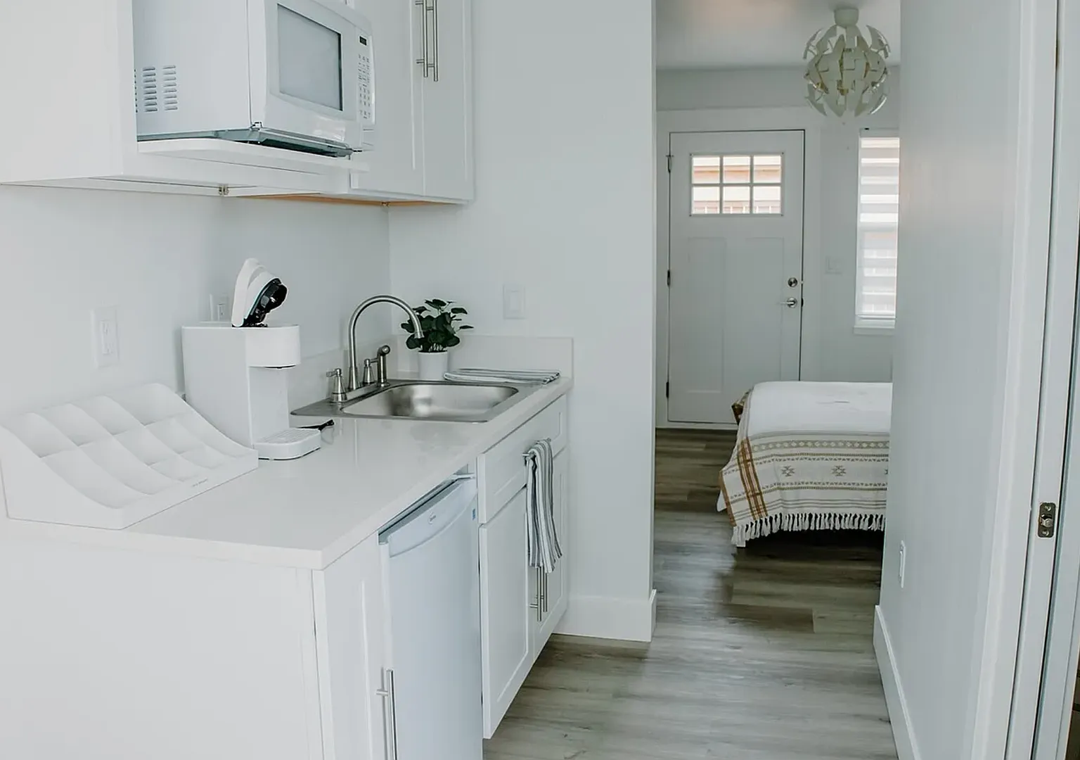 Fully Furnished Studio Apartment! — Photo 4
