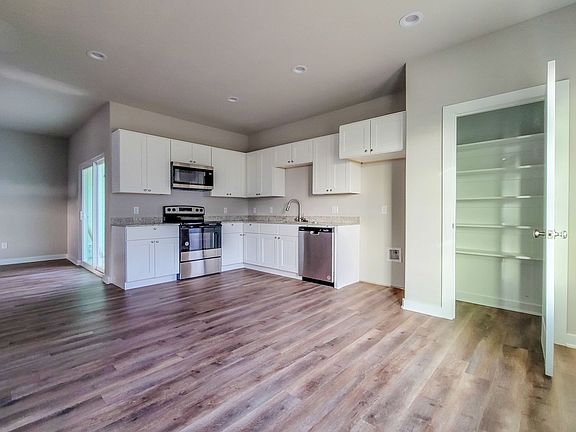5th image of 3628 Skylane Ave