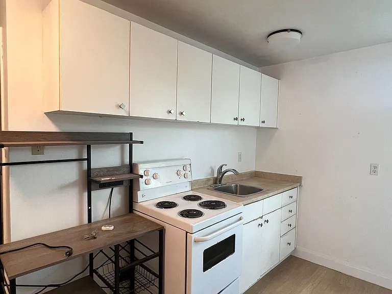 1087 Bloor St W #201 — Photo 4