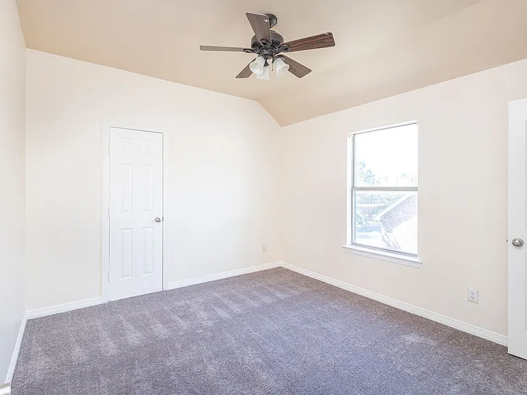 2905 Preston Ln — Photo 12