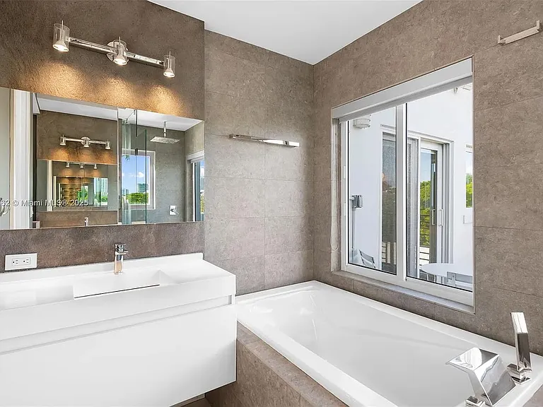 1024 Lenox Ave #4 — Photo 13