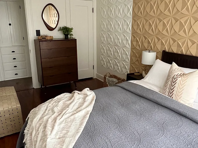 Bedroom (queen bed)