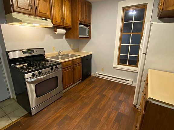 4th image of 130 W Elm St Unit B