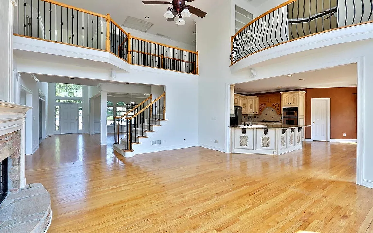 5 bed, 5945 sqft, $7,900 — Photo 2