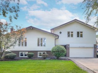 18W151 73rd St, Darien, IL 60561