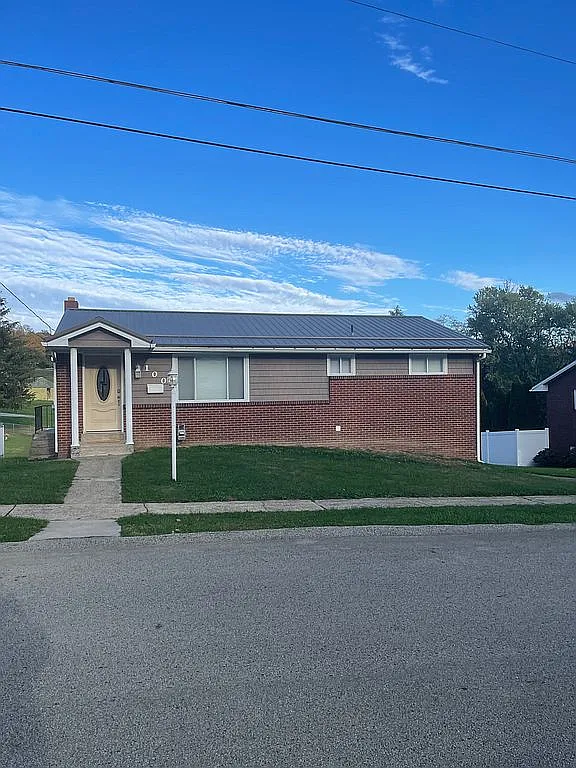 100 Mayflower Dr photo 1