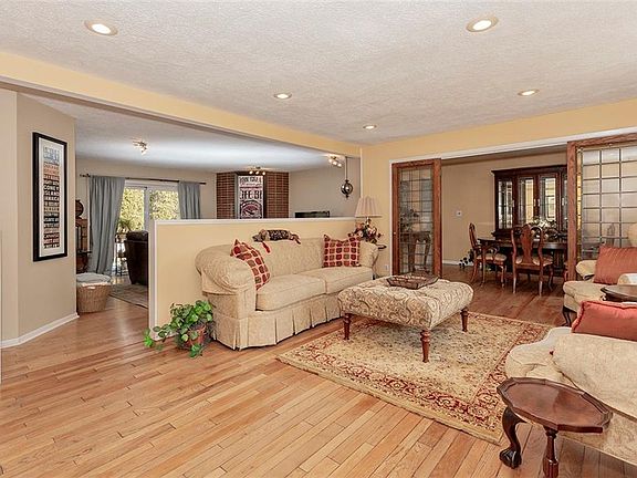 4th image of 4849 Delevan Dr