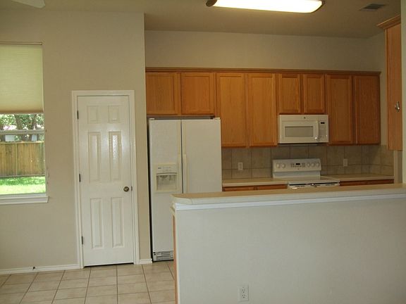 5th image of 701 Grapevine Dr
