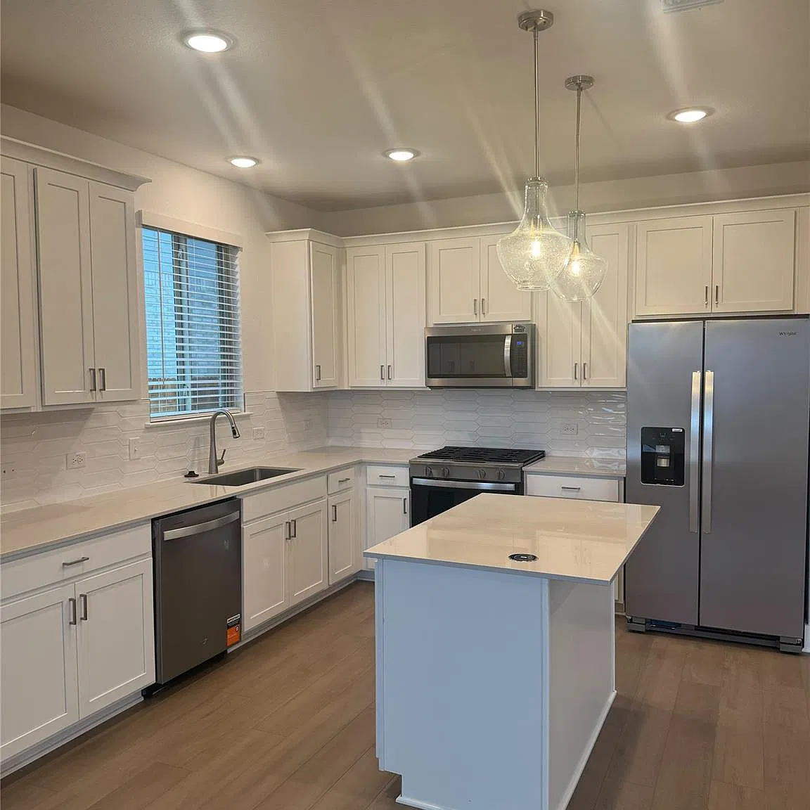 4 bed, 3.0 bath, 2353 sqft, $2,495 — Photo 2