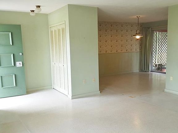 4th image of 943 Hillwood Dr