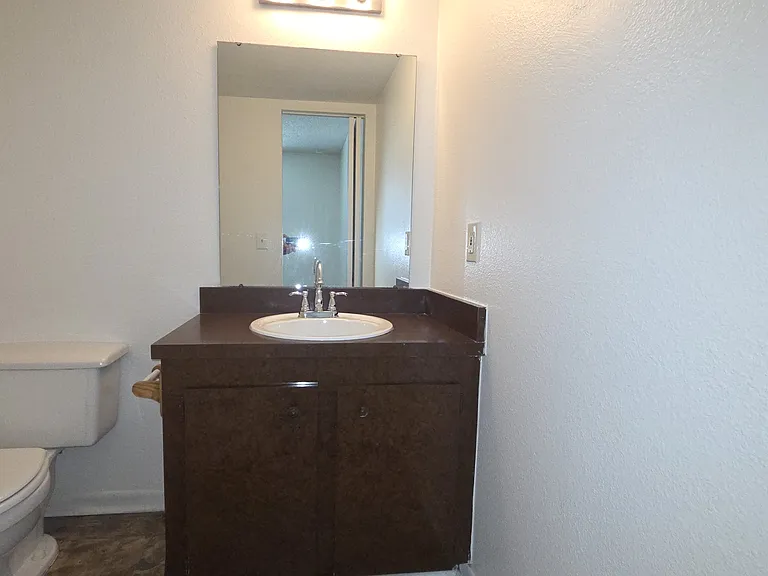 915 Ariana Apartment Community — Photo 10