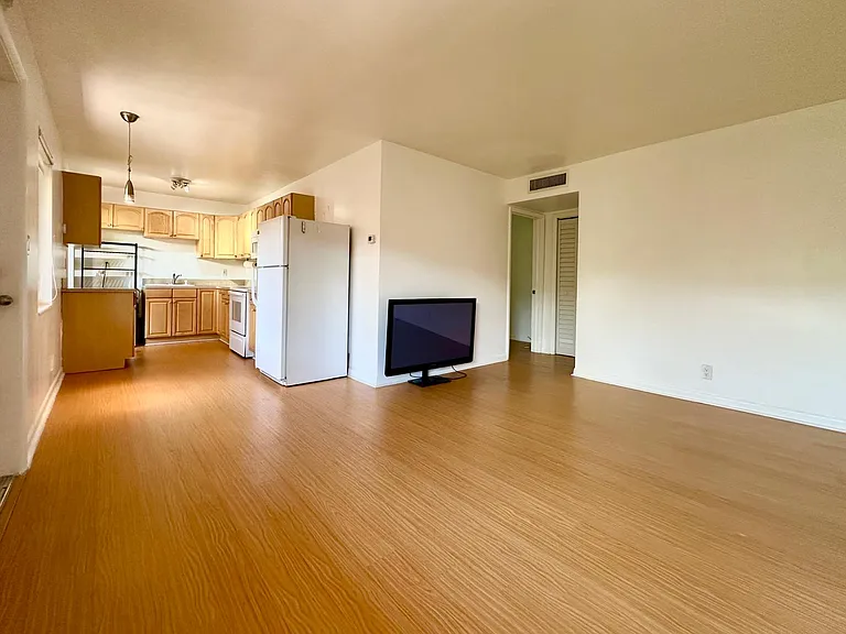 1733 Mayo St #8 — Photo 5