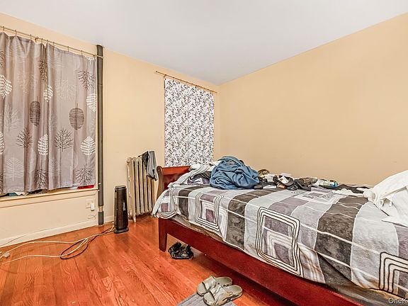 4th image of 928 Belmont Avenue