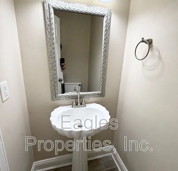 242 N Marion Dr — Photo 14