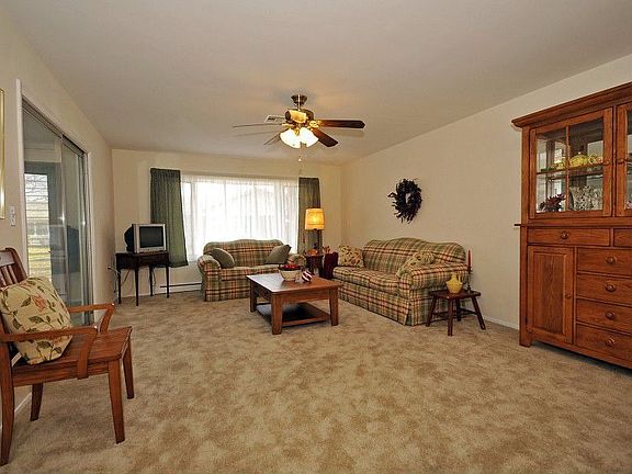 3rd image of 608B Lake Point Dr