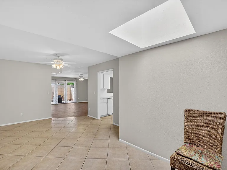 517 W Duke Dr — Photo 4