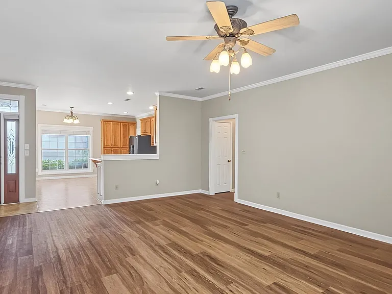 141 Canterbury Dr — Photo 12
