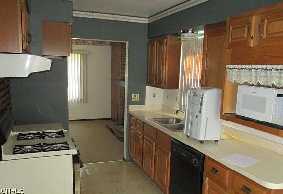 3rd image of 1047 W 30th St