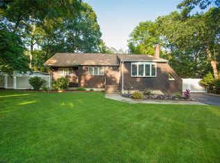 25 W 8th St, Ronkonkoma, NY 11779