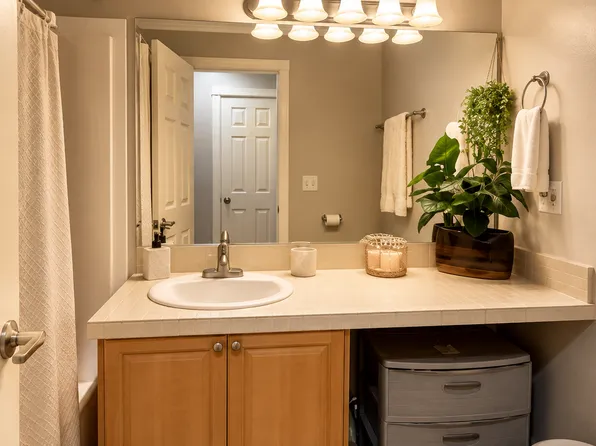 4542 S Henderson St APT A, Seattle, WA 98118