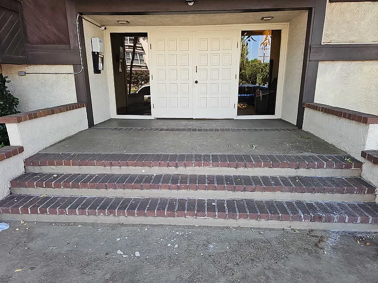 Coldwater Canyon Ave — Photo 4