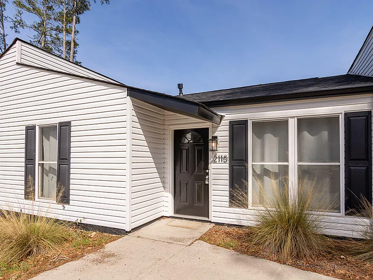 2115 Oakleaf Ct — Photo 3