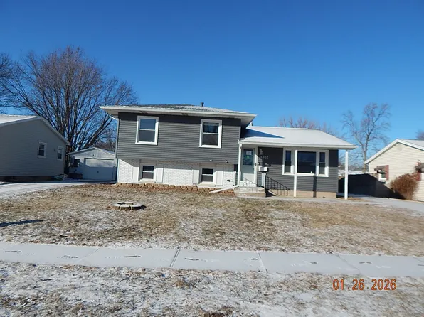 3302 Greenbrier Dr, Bettendorf, IA 52722