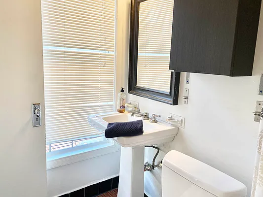 Rented by Strike Realty NY, LLC | media 9