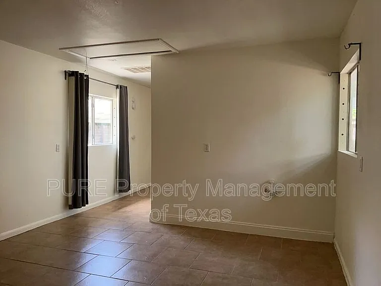 2517 E 4th St — Photo 27