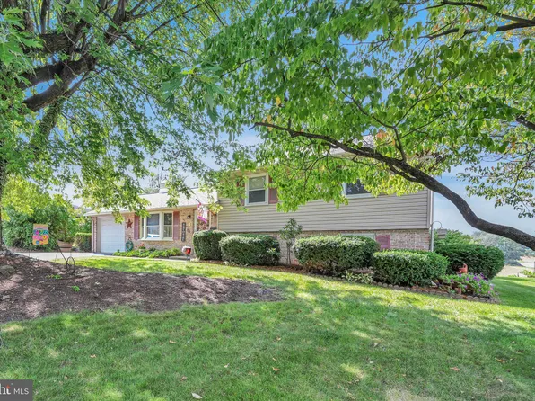 84 N Hershey Ave, Leola, PA 17540