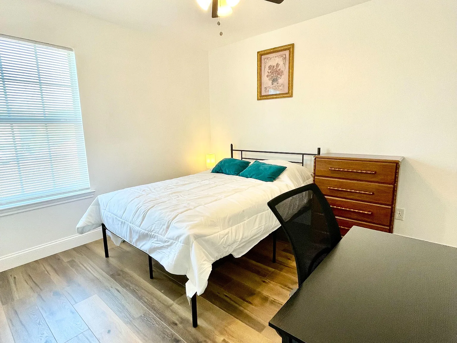 4 bed, 3.0 bath, 1727 sqft, $923 — Photo 1