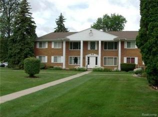 24111 Meridian Rd APT 103, Grosse Ile, MI 48138