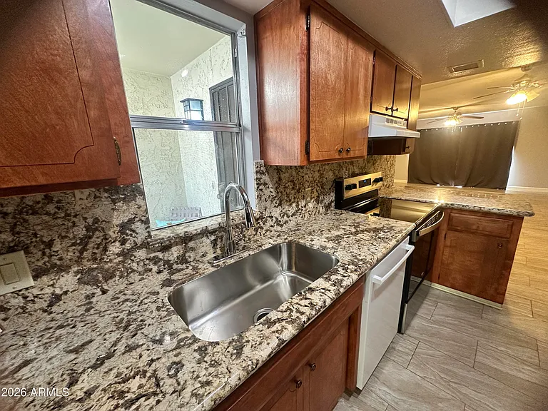 5208 S Hazelton Ln — Photo 2