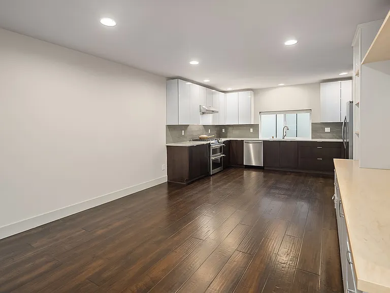 410 W Fulton St — Photo 4