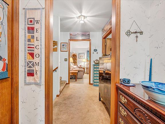 3rd image of 902 White Oak Dr