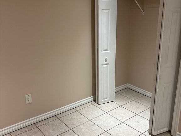 2nd image of 970 Avenue Rd #3