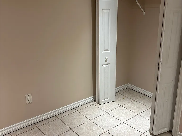 970 Avenue Rd #3 — Photo 2