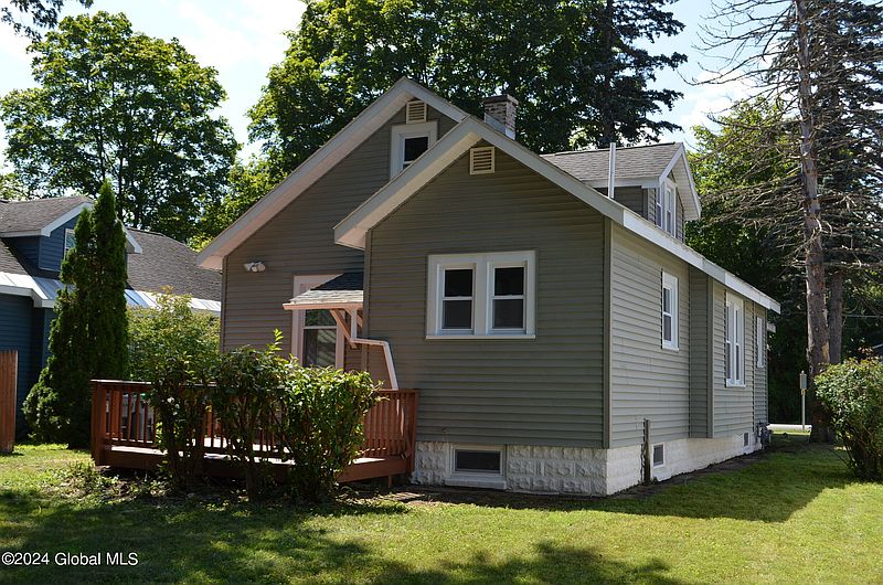 5th image of 528 CHARLES Street