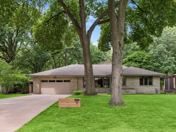 91 Mid Oaks Ln, Roseville, MN 55113