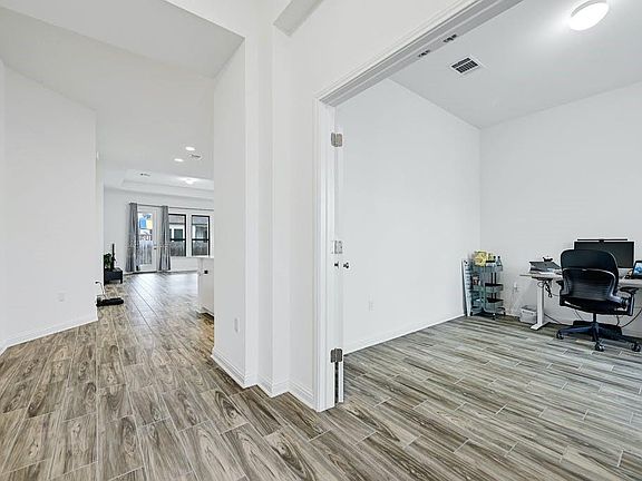 4th image of 6725 Denia Dr