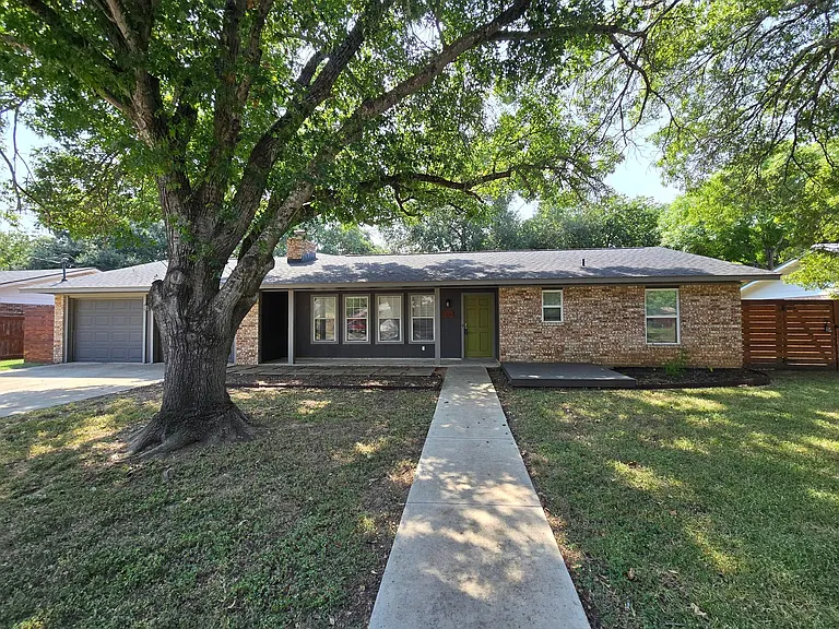 1360 Poppy Ln — Photo 1